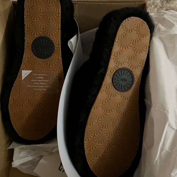 UGG Fluff Yeah slide flat sandals in black - Picture 6 of 12